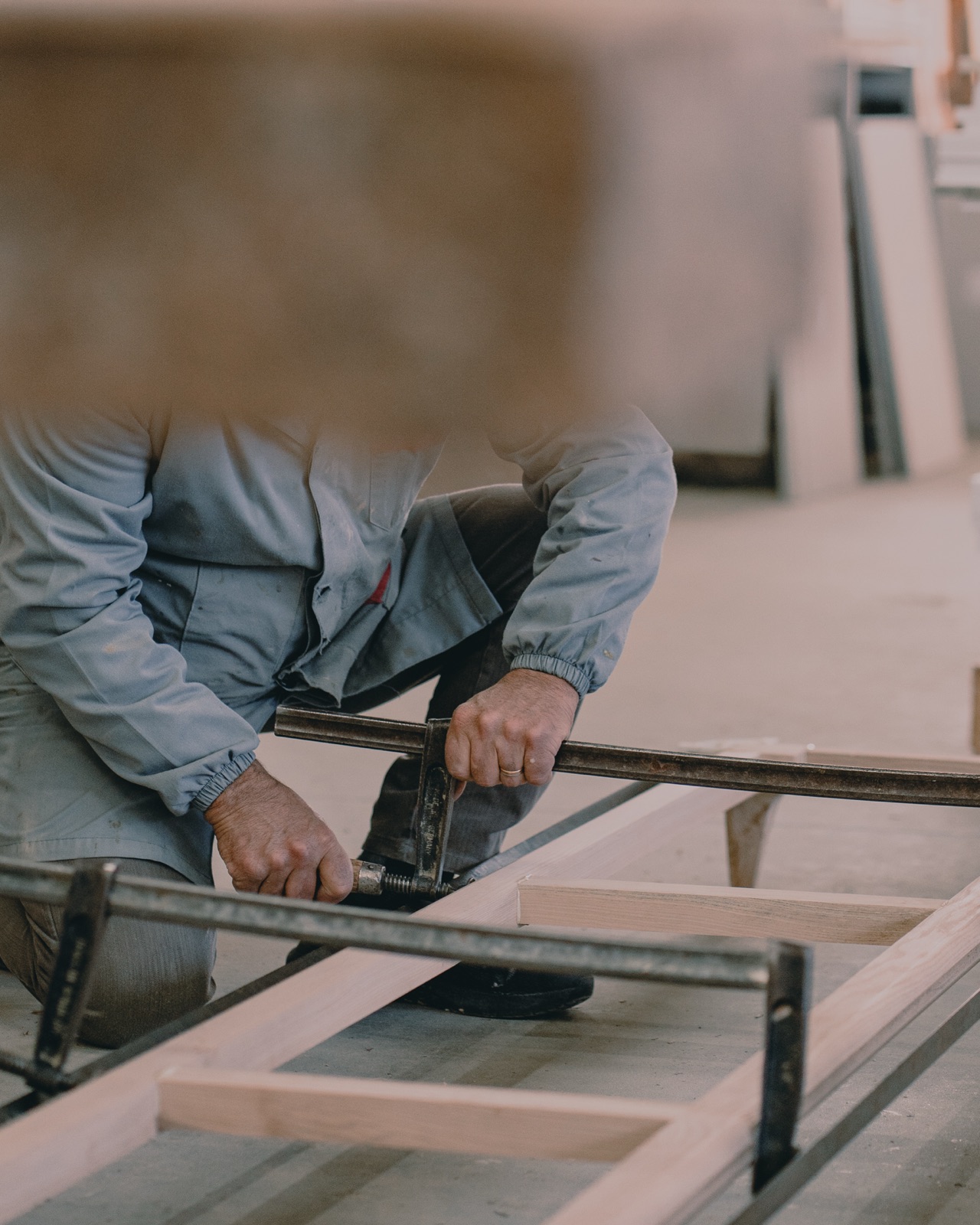 Artesão montando estrutura em madeira