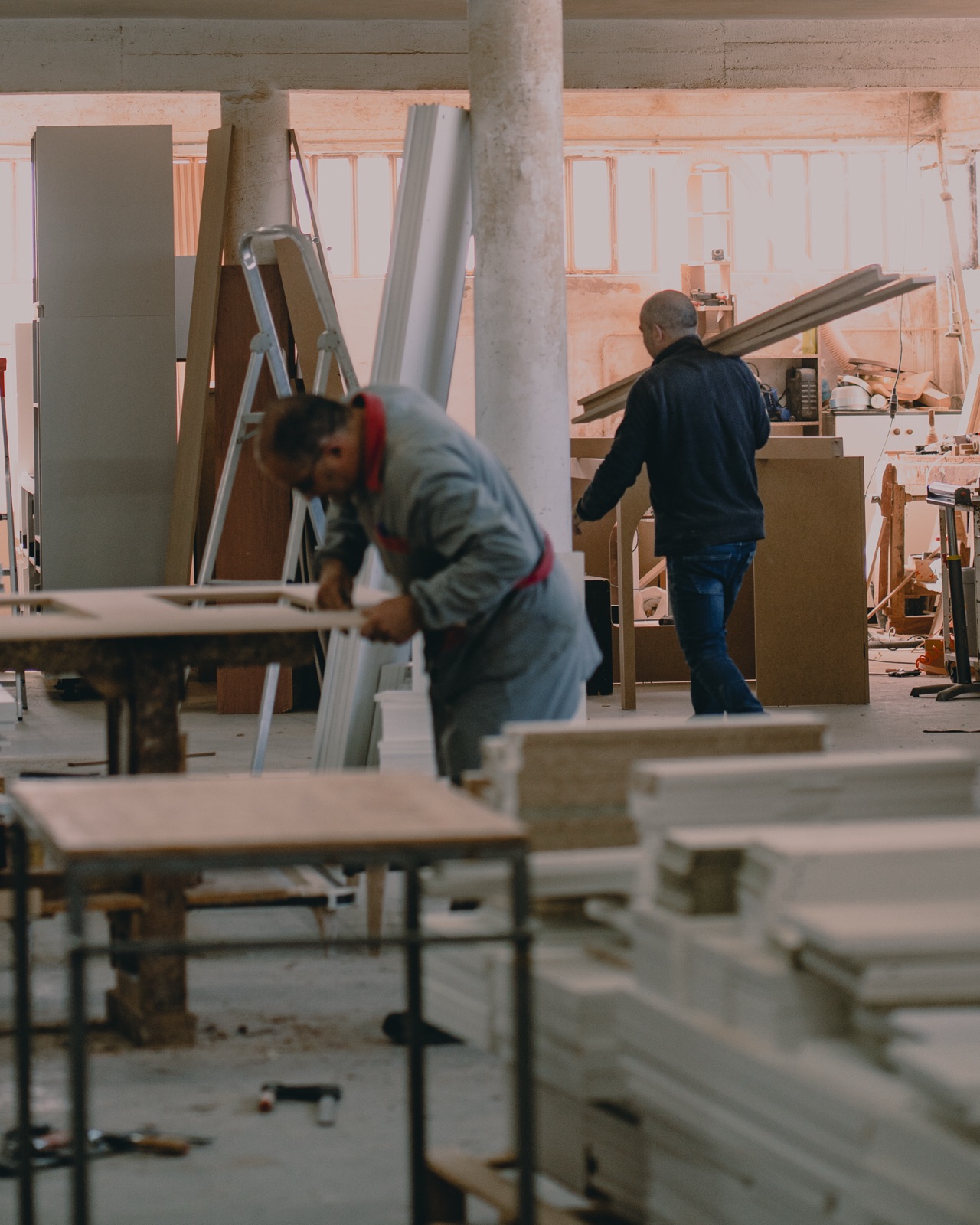 Trabalhadores com materiais